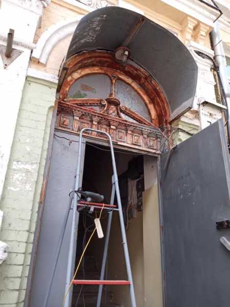 Старые двери исторических домов восстанавливает киевлянин