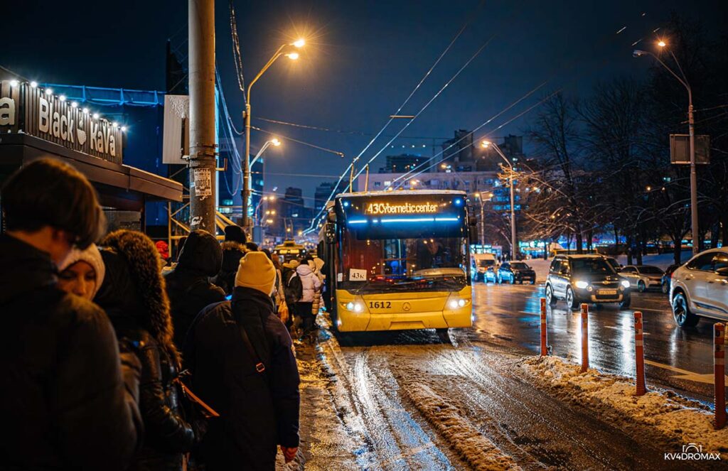 Кияни закликають владу повертати кошти за простій громадського транспорту під час повітряних тривог.