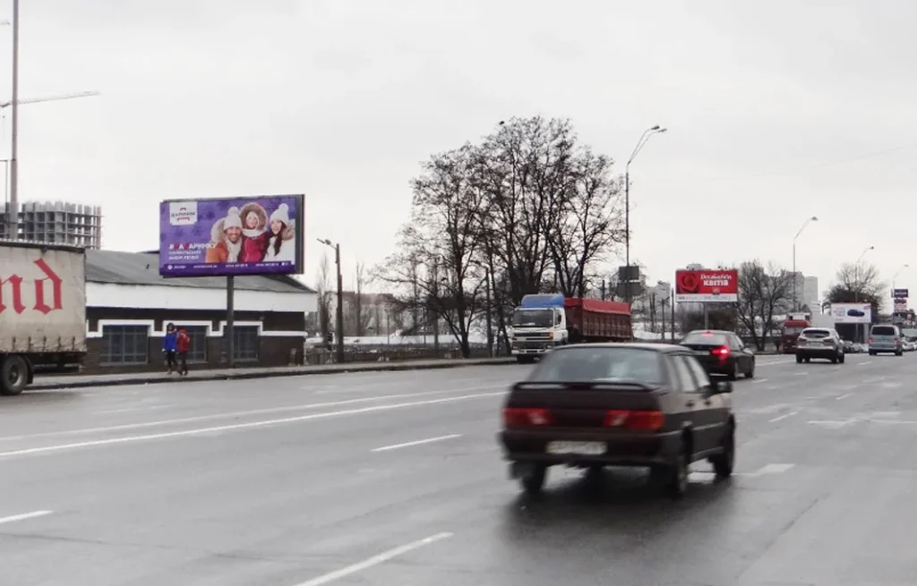 В'їзд в Київ біля станції метро Лісова