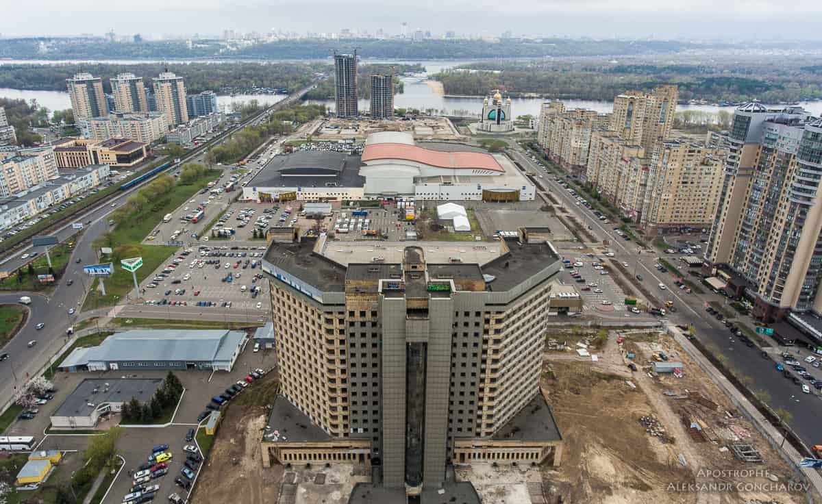 Довгобуд на станції метро «Лівобережна».