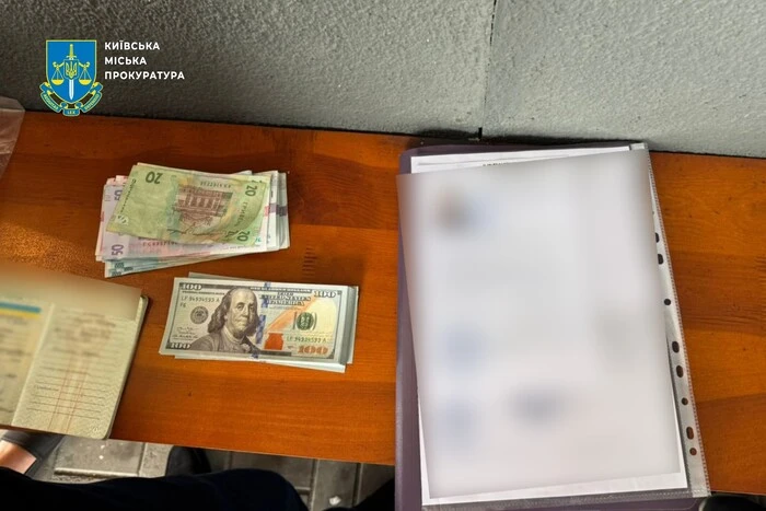 У Києві чоловік допоміг ухильникам від призову знятися з військового обліку за 15-25 тисяч доларів