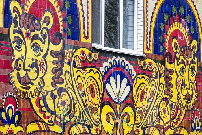 Влада обіцяє зберегти частину майолікових панелей на фасаді дитячого садка на Позняках