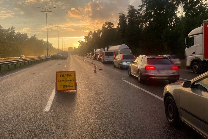 BMW врізався у контрольно-пропускний пункт на Бориспільській трасі, спричинивши кілометровий затор на в'їзді до Києва.