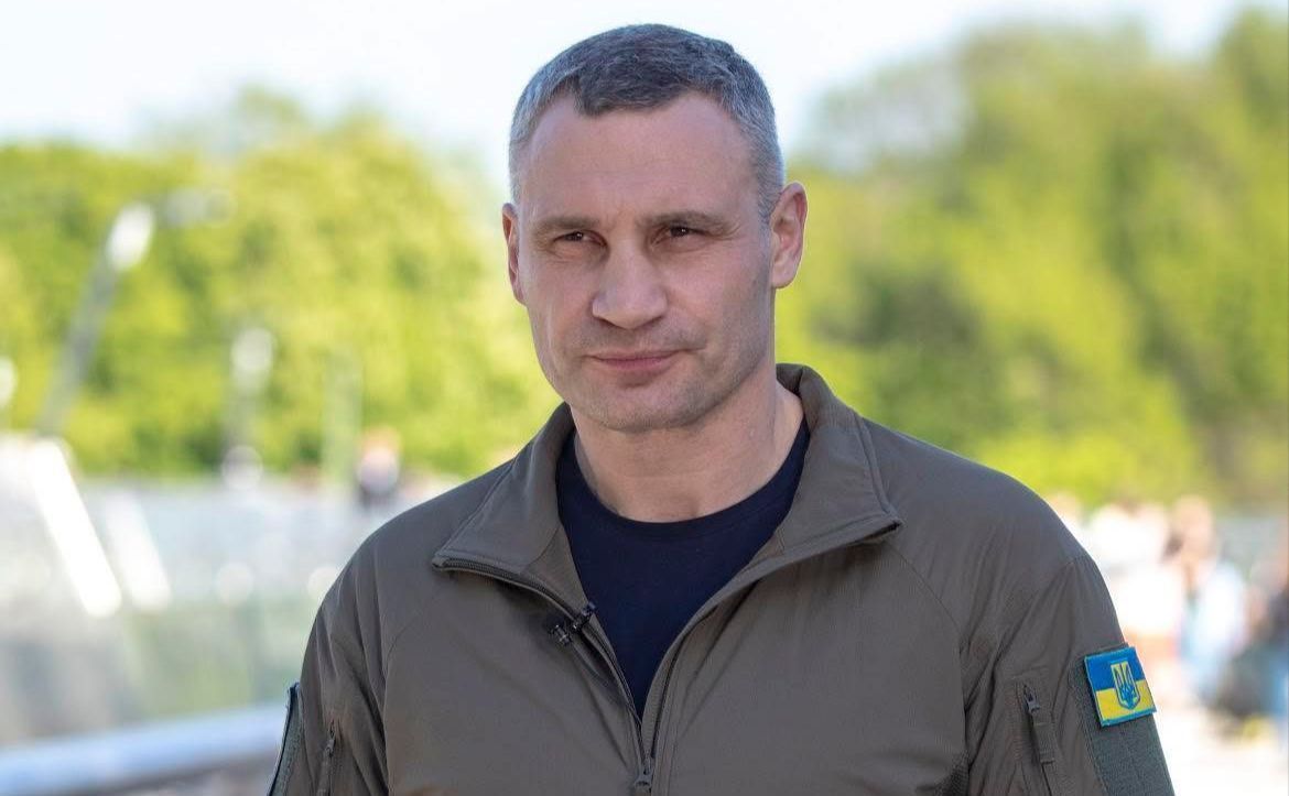 Мер Києва Віталій Кличко володіє великою квартирою в центрі столиці та заміським будинком, але чомусь він прописаний у квартирі свого брата Володимира.