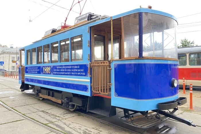 Ретро-трамвай повертається на Поділ після реставрації (фото)