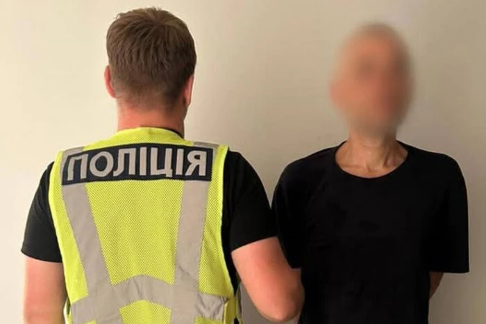 У Києві рецидивіст зірвав з пенсіонерки ювелірні вироби вартістю 100 000 гривень