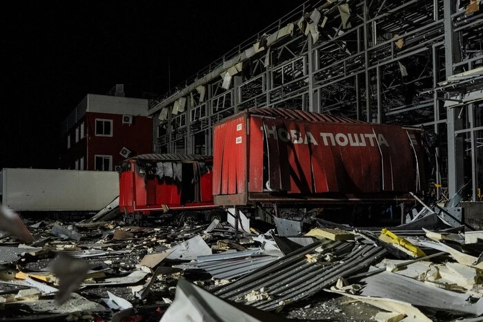 Окупанти обстріляли сортувальний склад «Нової пошти»: постраждали працівники
