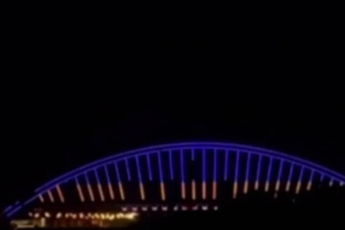 Подільський міст у Києві сяє кольорами національного прапора