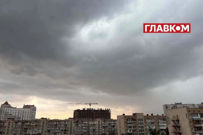 Тропічний шторм накрив Київ: місто занурилося в темряву (відео)