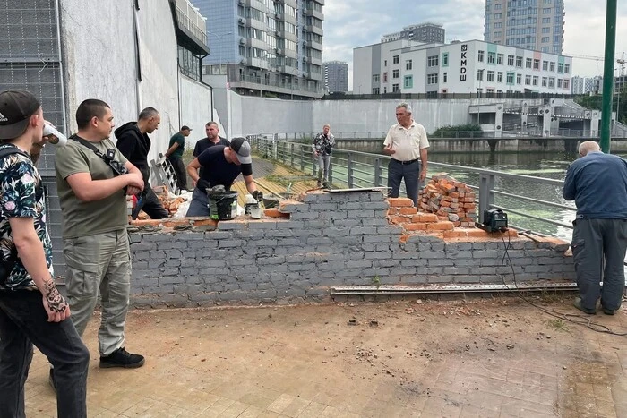 Скандал на набережній біля житлового комплексу River Stone: команда Кличка знесла незаконний паркан, забудовник поставив новий
