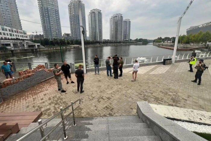 Скандал на набережній біля житлового комплексу River Stone. Поліція зупинила будівництво нового паркану