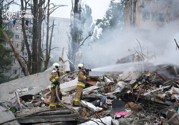 Спасатели работают на местах попадания в Киеве Фото: ГСЧС Киева.