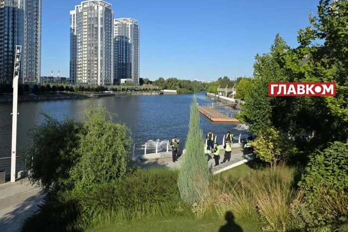 Поліція та працівники комунальних служб оточили престижний житловий комплекс на Осокорках (фото)