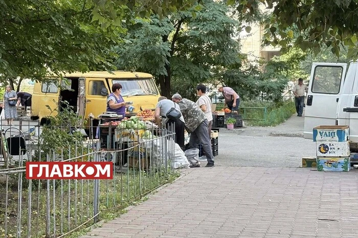 На Оболоні комунальники розібрали стихійний ринок, але він відновив роботу через дві години (фото)