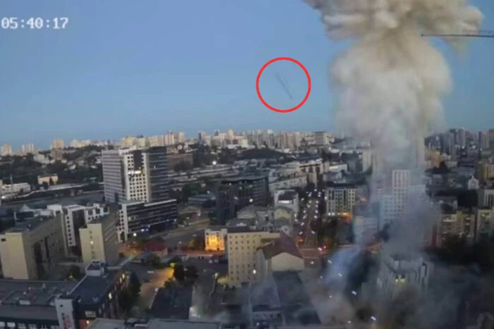 Обстріл Києва: відео зафіксувало ракетний удар по району (відео)