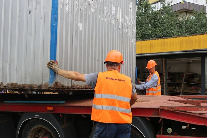 Демонтаж незаконних тимчасових споруд: скільки об'єктів прибрали у столиці в липні