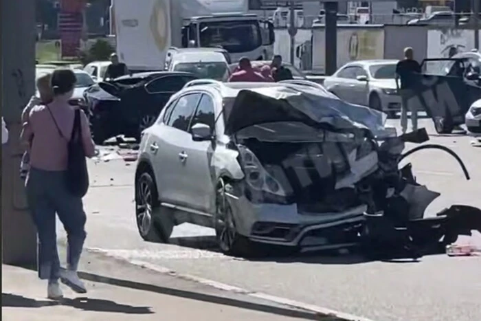 Масштабна дорожньо-транспортна пригода сталася на вулиці Окружній у Києві. Є постраждалі (відео)