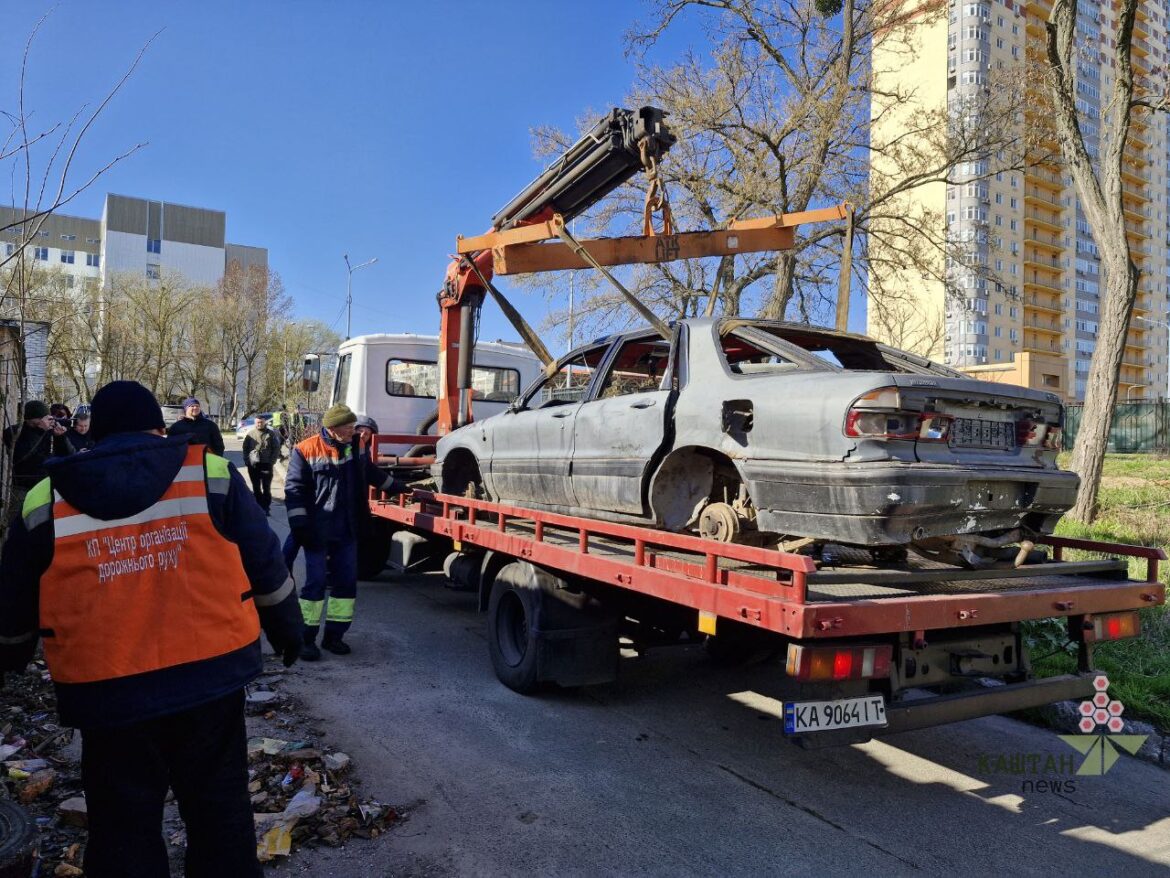 Евакуація покинутих автомобілів на Мінському масиві. Фото: Kashtan.news