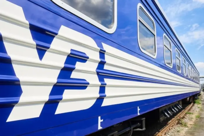 Схід пасажирського поїзда з рейок на Закарпатті: коли відновиться рух?