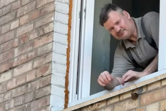 На Лук'янівці чоловік з вікна будинку знущався з солдата, який втратив ноги