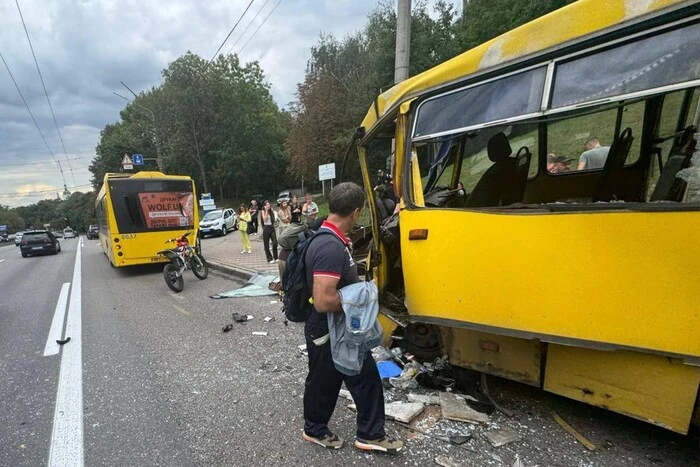 У Києві маршрутка врізалася в автобус, є постраждалі