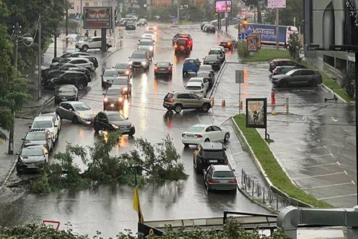 Сильні дощі в Києві спричинили затримки та зміни в роботі громадського транспорту