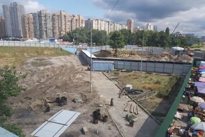 Петиція про знесення недобудованого торгового центру на Осокорках набрала голосів