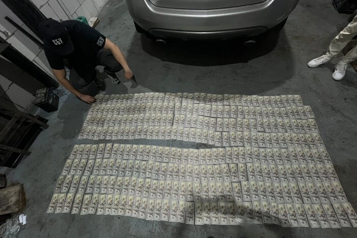 У Києві затримали чоловіка, який вимагав у бізнесмена 30 000 доларів, погрожуючи йому вбивством.