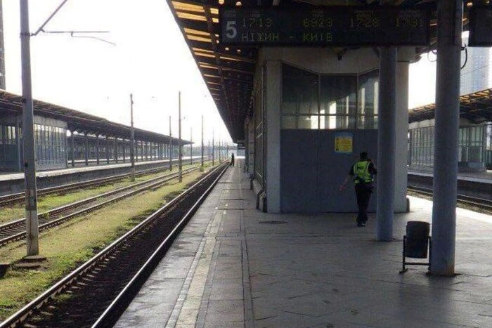 У Києві молодий чоловік загинув від удару струмом, який отримав під час залазіння на дах поїзда.