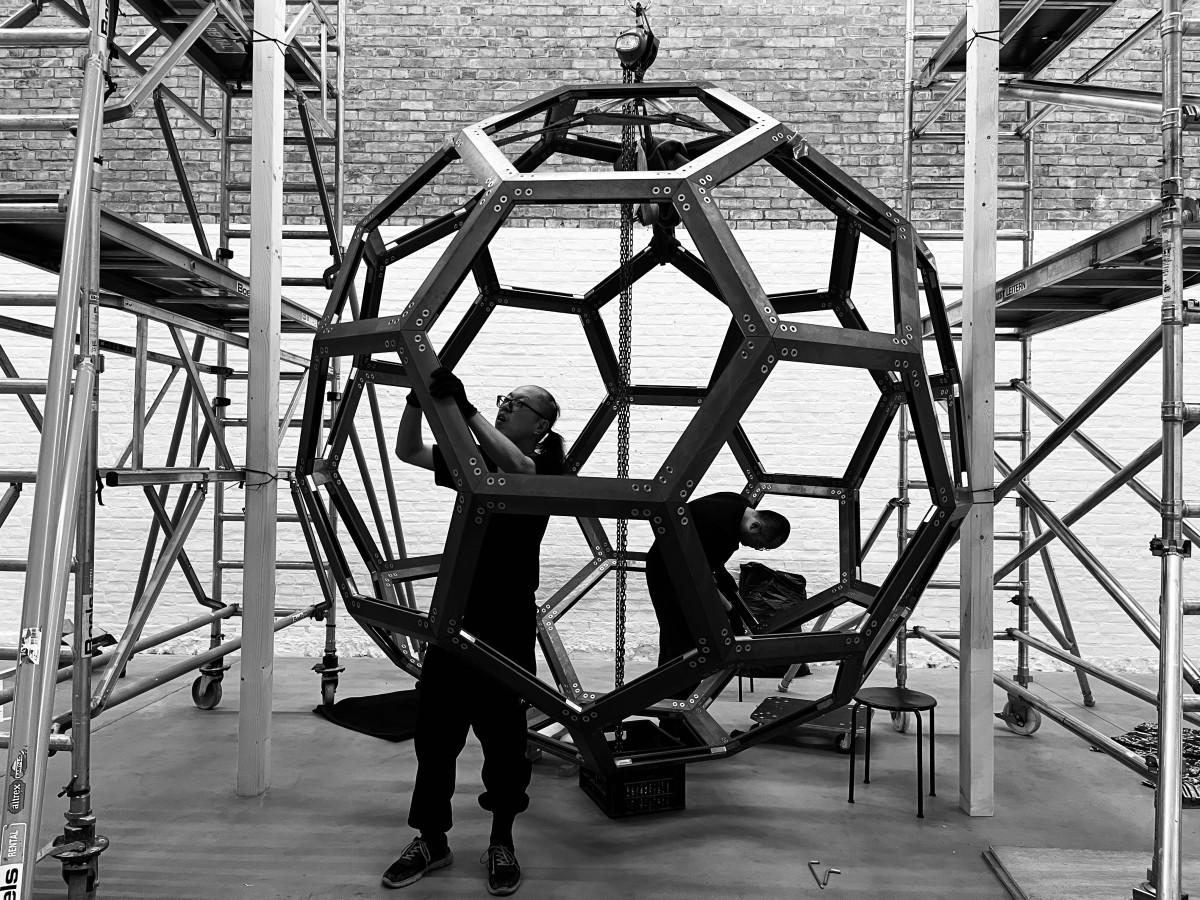 Сфери та військовий камуфляж: Ай Вейвей представить першу виставку в Україні2