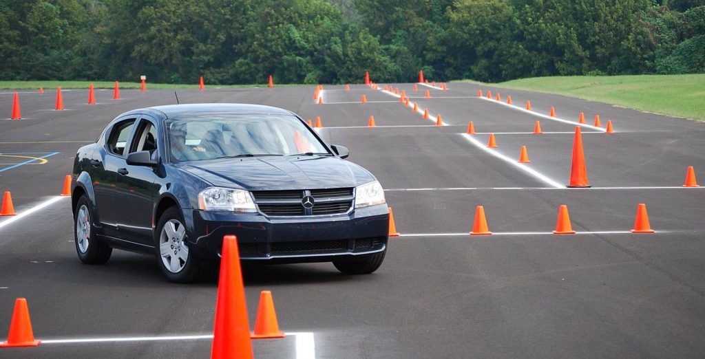 інструктор з водіння