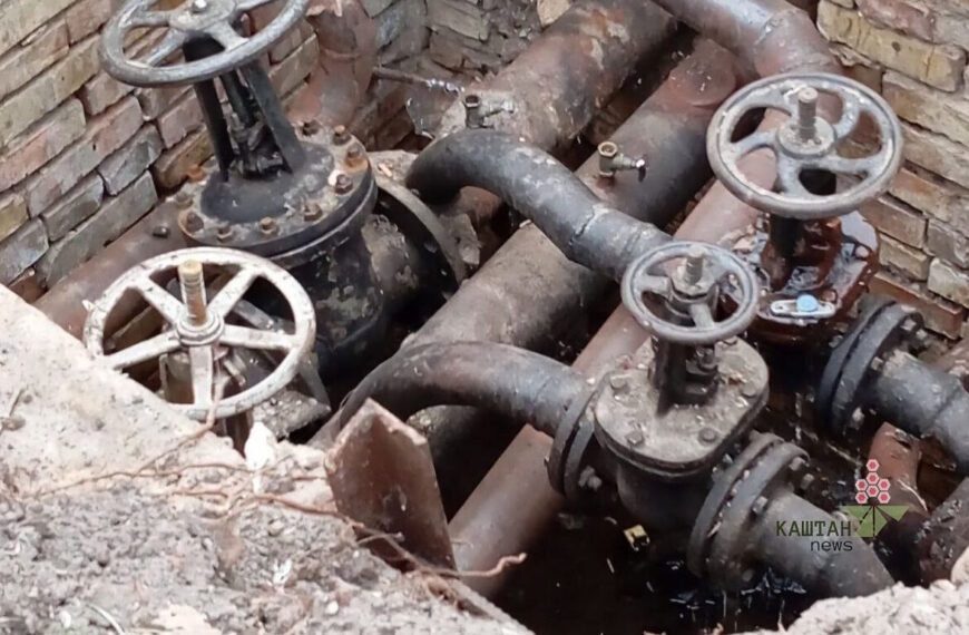 Залило окропом: на Харківській трасі прорвало тепломережу