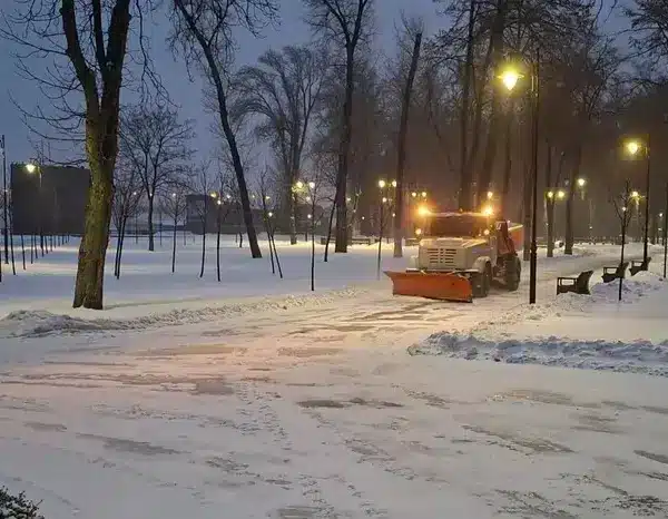 Снігова негода в Києві: задіяні сили з очищення міста