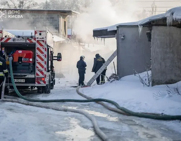 Займання на Клінічній: у Києві згоріли гараж і машина (фото)