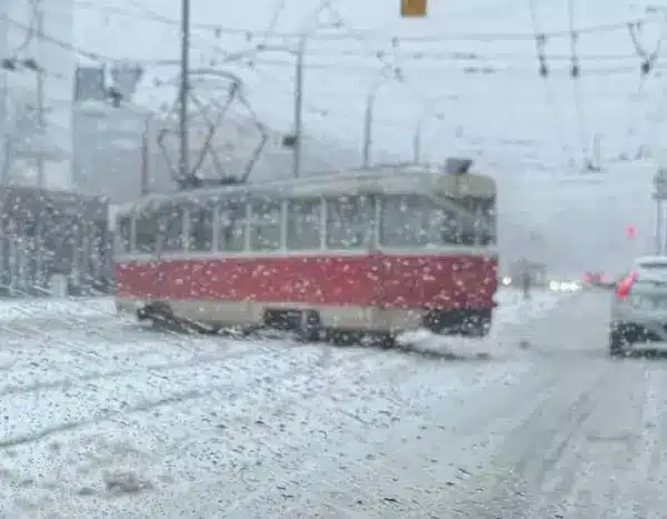 У Києві на площі Шевченка трамвай зійшов з колії: подробиці ранкової пригоди