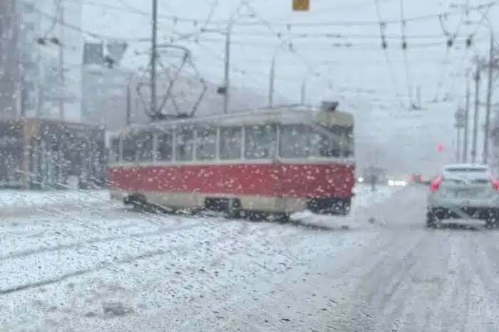 На площі Шевченка у Києві трамвай зійшов із рейок: деталі ранкового інциденту