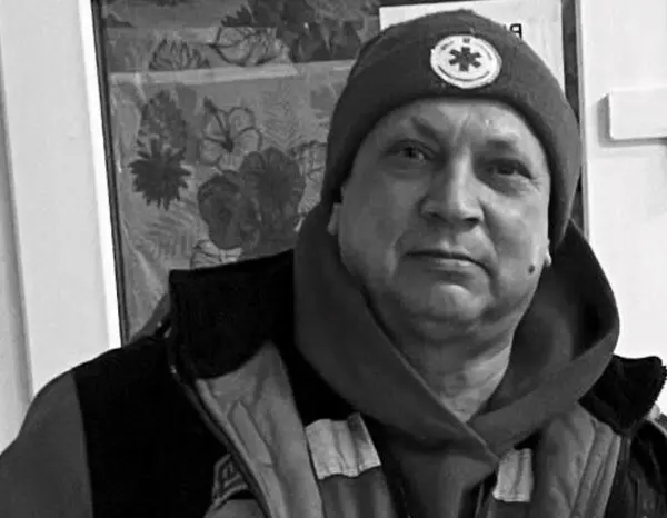 Росія забрала життя 56-річного лікаря Сергія Смоляка внаслідок повторного обстрілу Києва.