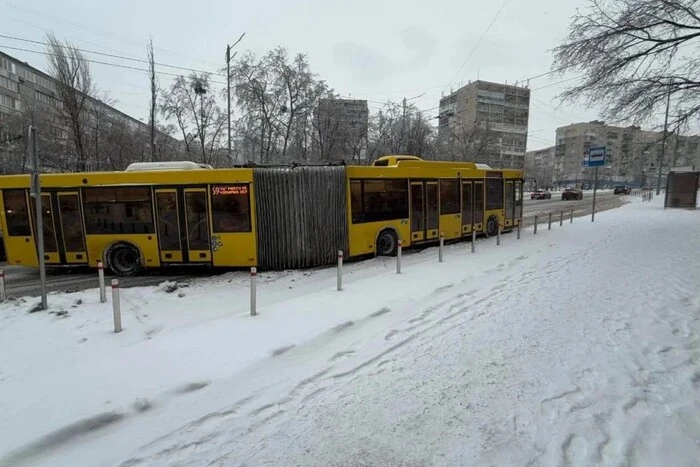Електротранспорт на правому березі Києва зупинено: повний перелік автобусів-замінників