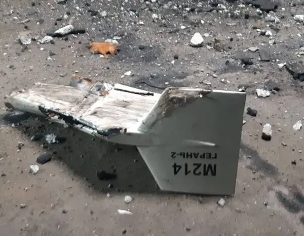 В Києві частина безпілотника врізалась у будівлю.