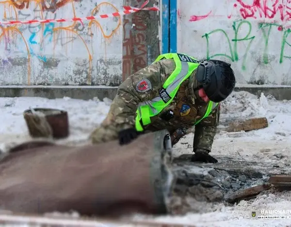 У Києві сапери ліквідували балістичну ракету, що впала неподалік житлових будинків.