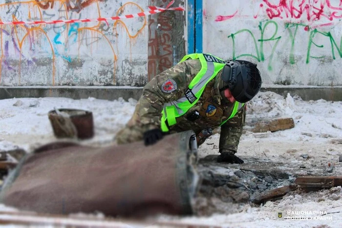 У Києві вибухотехніки знешкодили балістичну ракету, яка впала біля багатоповерхівок 