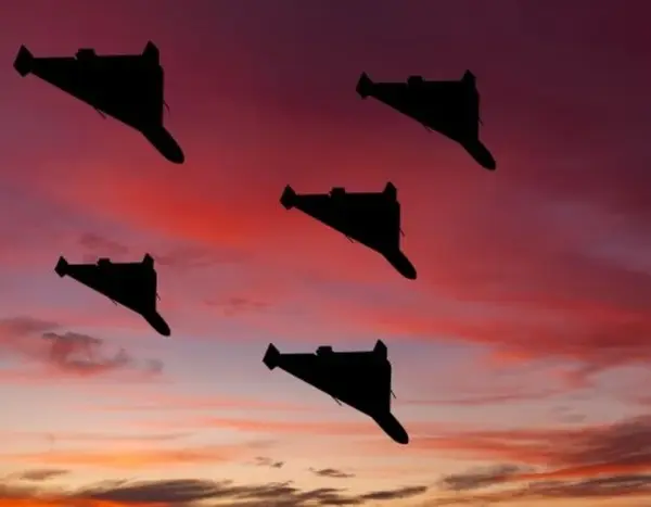 Київ: сили протиповітряної оборони відбивають атаку ворожих дронів.