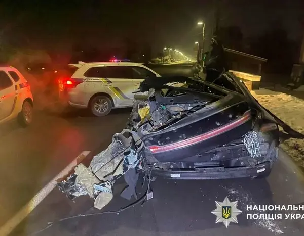 Фатальна автотроща на Окружній: Lincoln зіткнувся з вантажівкою Volvo (знімки)