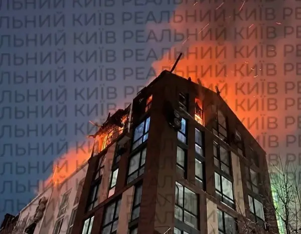 Російський безпілотник вдарив у багатоповерховий будинок на Київщині