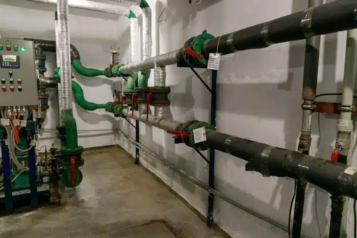 Злив води з опалення у Києві: влада пояснила, чи означає це тривалу відсутність тепла