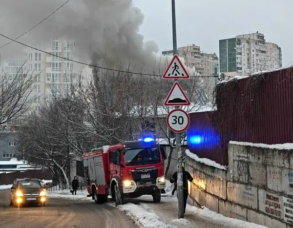 У Києві, в Подільському районі, пожежа в приватному будинку (фото)