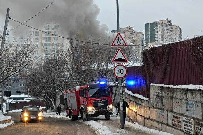 У Подільському районі Києва горів приватний будинок (фото)