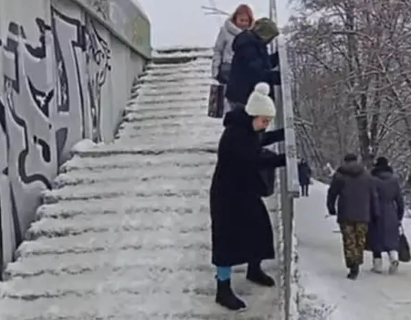 І драбини ППО потрібні? Кияни лають міського голову за хазяйнування (відео)