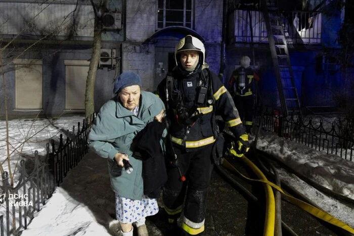 Нічна пожежа на Діловій: з вогню врятовано дитину та трьох дорослих, є госпіталізовані