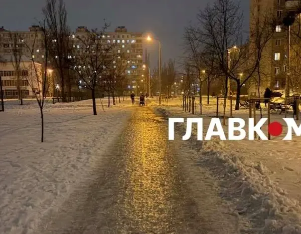 Обранець Київради травмував хребет, послизнувшись на льоду в столиці.